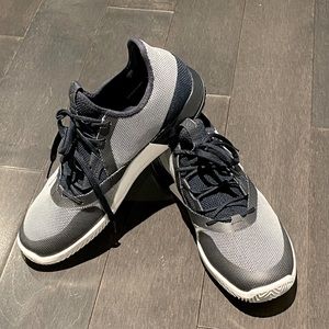 New Adidas Bounce tennis shoes MEN US 9.5